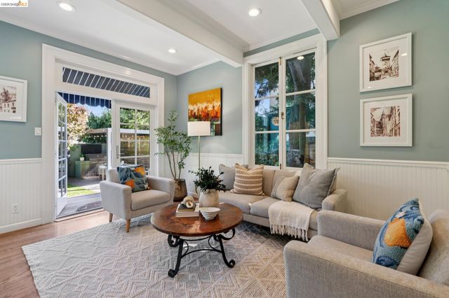 901 Paramount Rd, Oakland, CA 94610