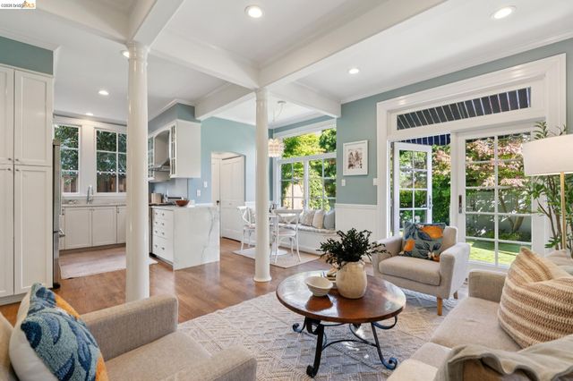 901 Paramount Rd, Oakland, CA 94610