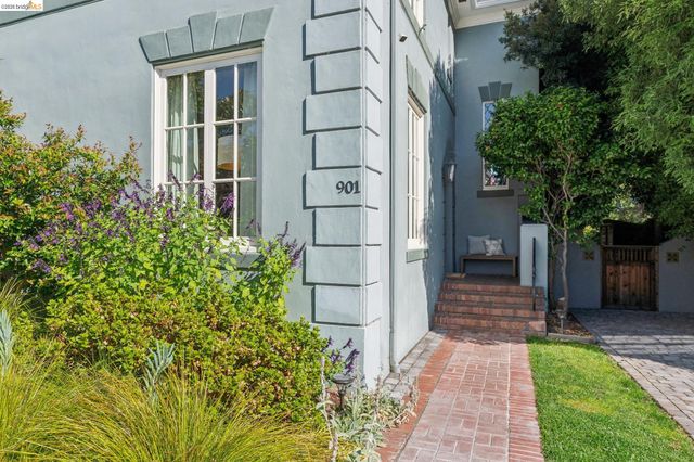 901 Paramount Rd, Oakland, CA 94610