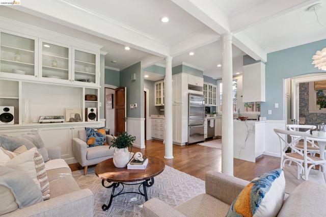 901 Paramount Rd, Oakland, CA 94610