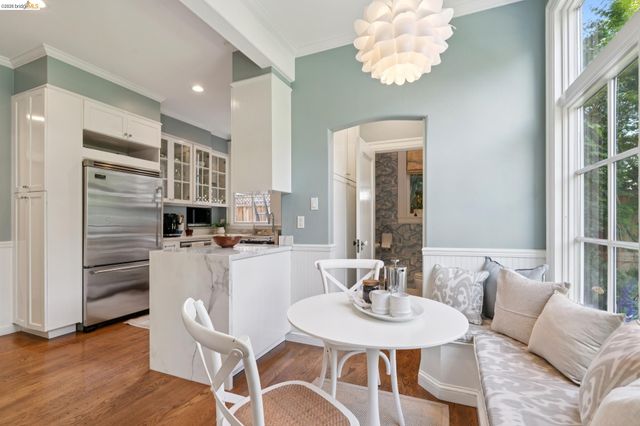 901 Paramount Rd, Oakland, CA 94610