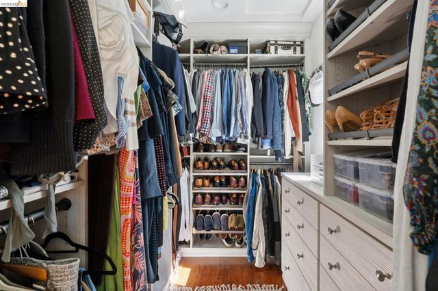 901 Paramount Rd, Oakland, CA 94610