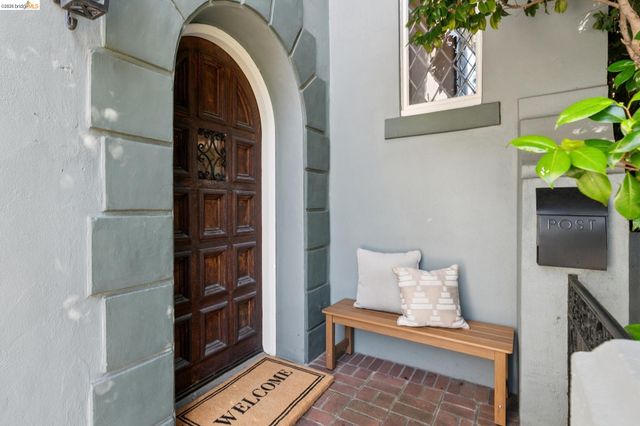 901 Paramount Rd, Oakland, CA 94610