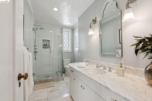 901 Paramount Rd, Oakland, CA 94610