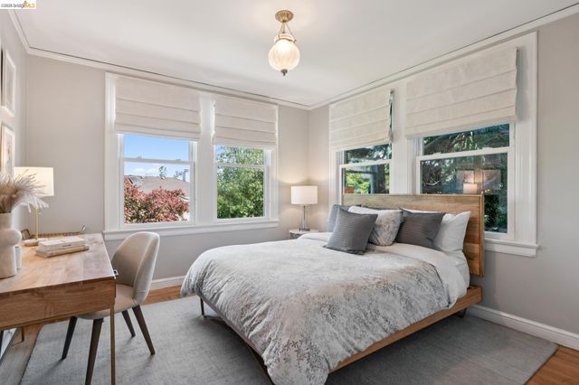 901 Paramount Rd, Oakland, CA 94610