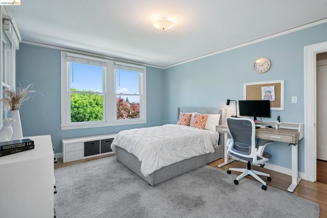 901 Paramount Rd, Oakland, CA 94610