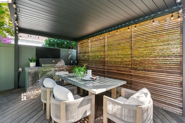 901 Paramount Rd, Oakland, CA 94610
