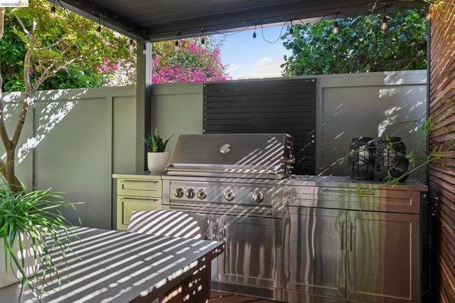 901 Paramount Rd, Oakland, CA 94610
