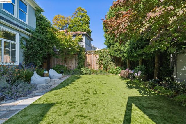 901 Paramount Rd, Oakland, CA 94610