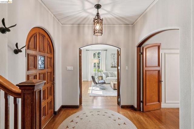 901 Paramount Rd, Oakland, CA 94610