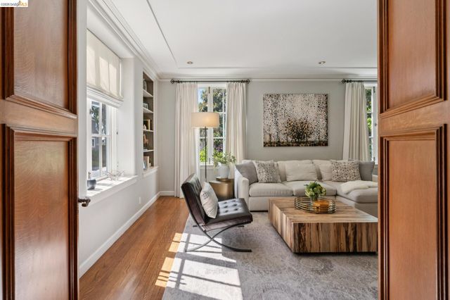901 Paramount Rd, Oakland, CA 94610