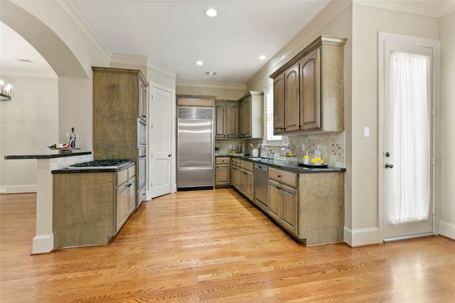 4 Waterway Court, The Woodlands, TX 77380