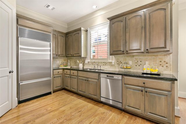 4 Waterway Court, The Woodlands, TX 77380