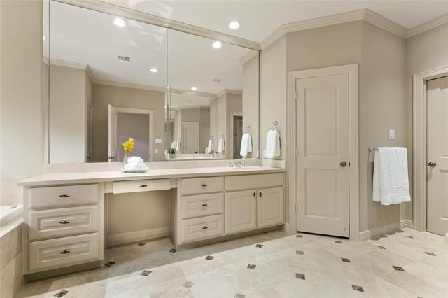 4 Waterway Court, The Woodlands, TX 77380