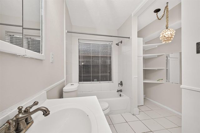 3811 Suttonford Drive, Houston, TX 77066