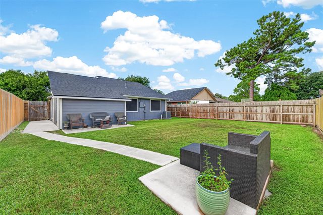 3811 Suttonford Drive, Houston, TX 77066
