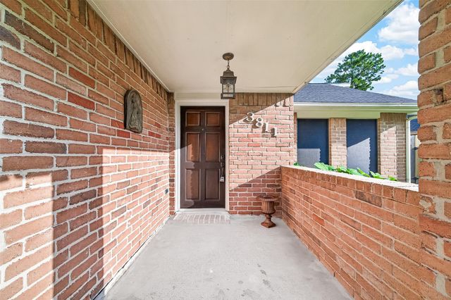3811 Suttonford Drive, Houston, TX 77066
