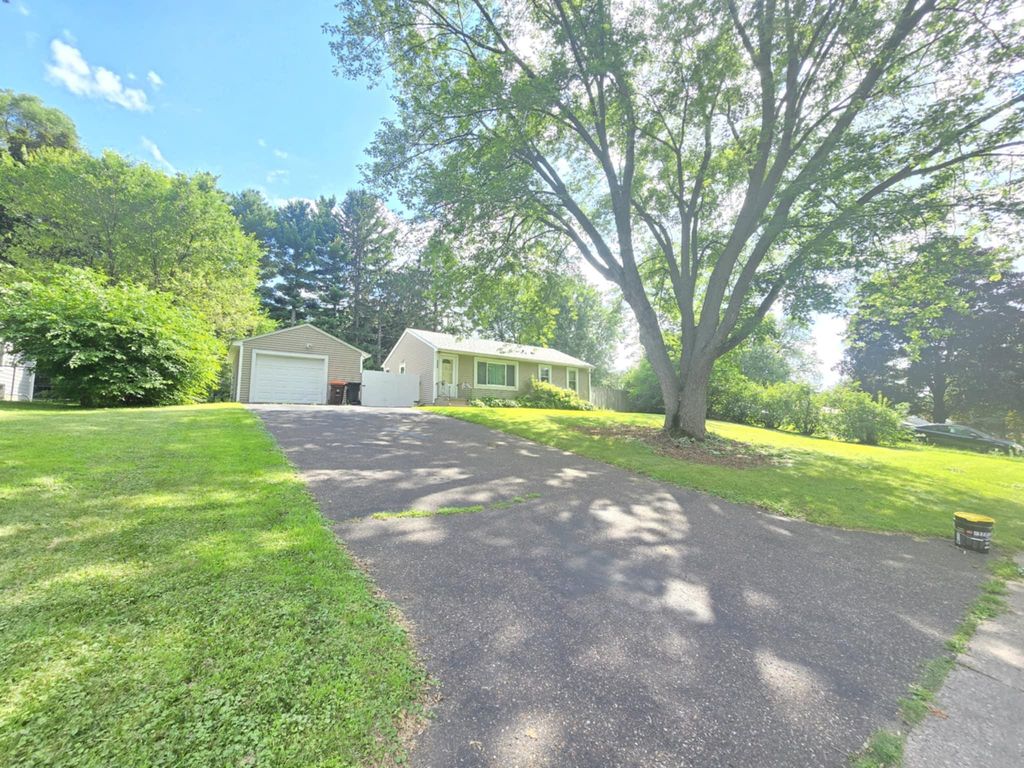 1694 Laurie Road E, Maplewood, MN 55109