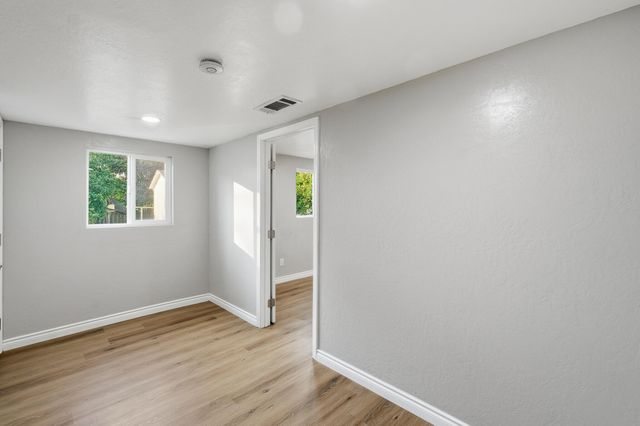 497 N Oakview Avenue, Farmersville, CA 93223