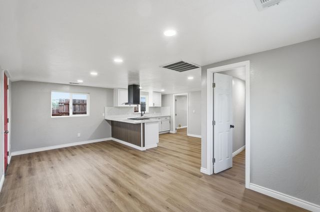 497 N Oakview Avenue, Farmersville, CA 93223