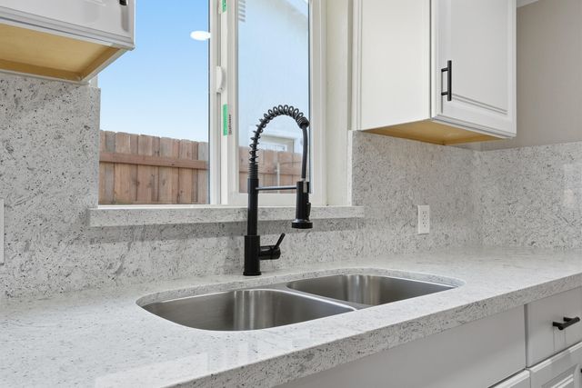 497 N Oakview Avenue, Farmersville, CA 93223