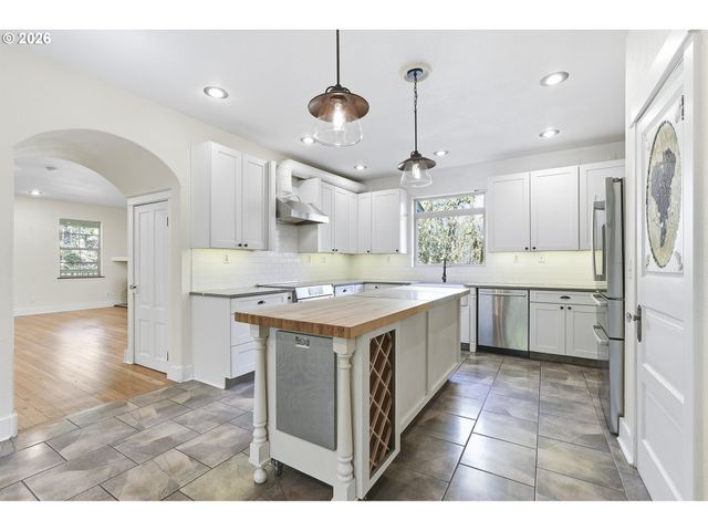 16111 S REDLAND Rd, Oregon City, OR 97045