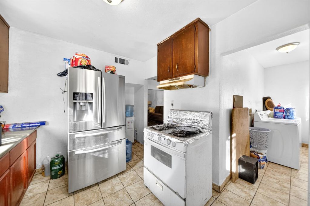 Image 10 of property listing at 2522 E Grant Avenue, Fresno, CA 93701