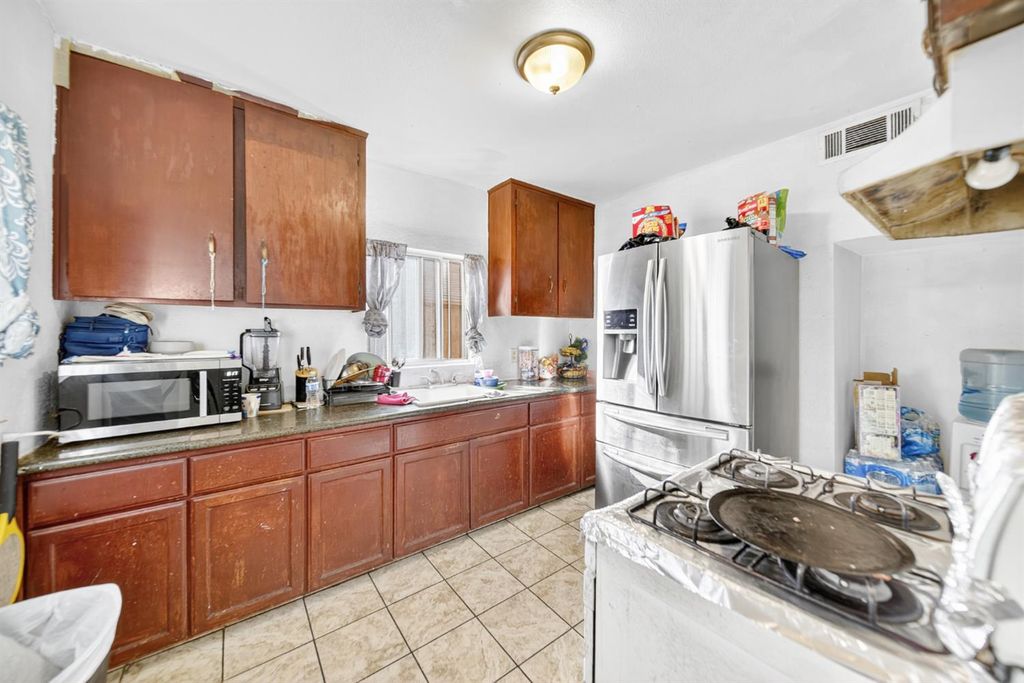 Image 11 of property listing at 2522 E Grant Avenue, Fresno, CA 93701