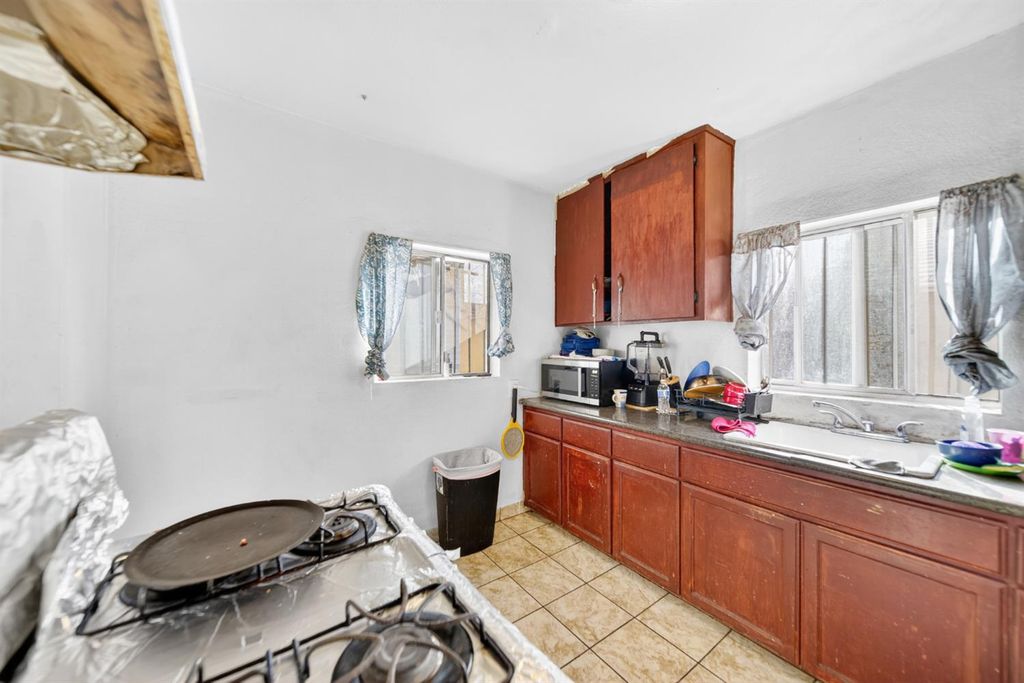 Image 12 of property listing at 2522 E Grant Avenue, Fresno, CA 93701