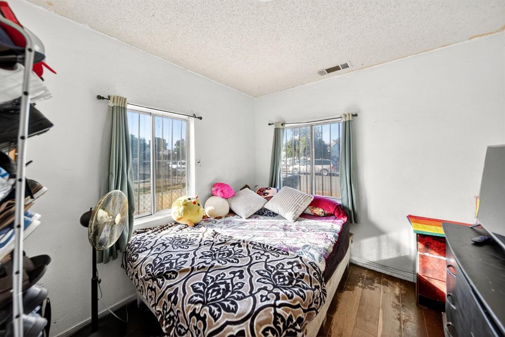 Image 15 of property listing at 2522 E Grant Avenue, Fresno, CA 93701