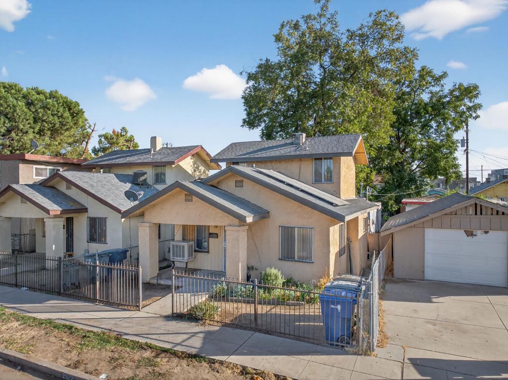 Image 2 of property listing at 2522 E Grant Avenue, Fresno, CA 93701