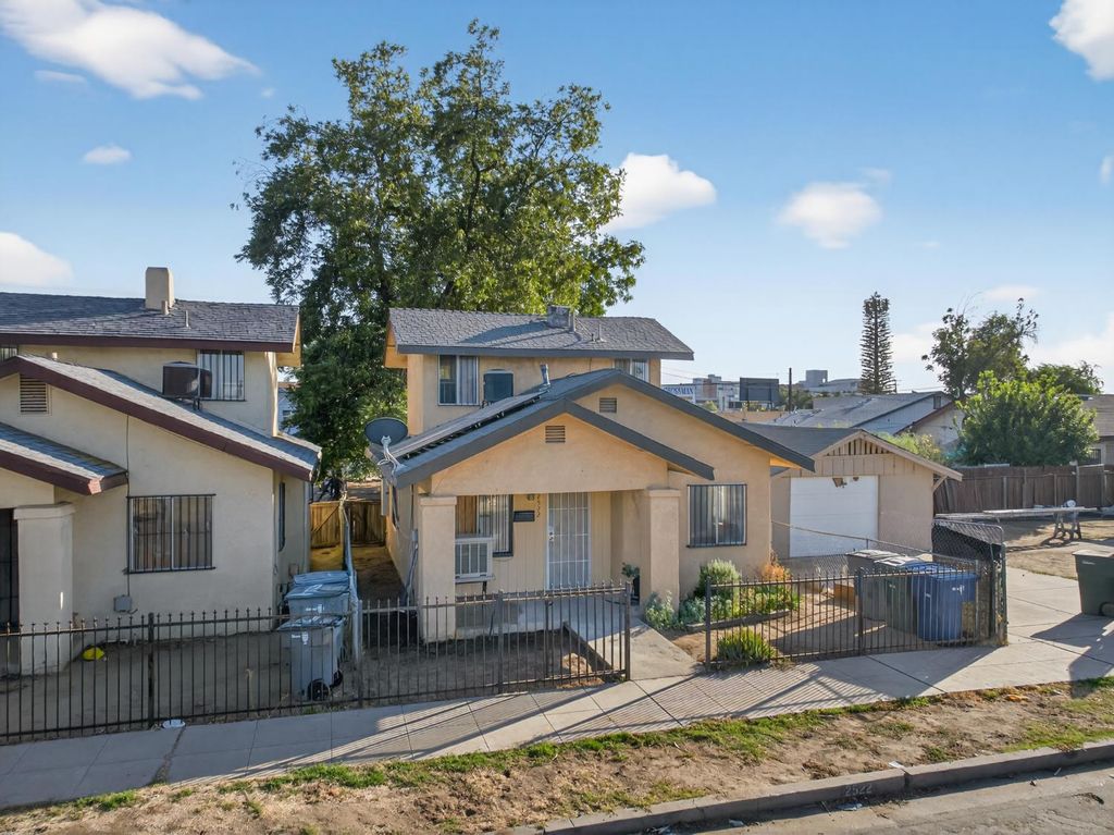 Image 3 of property listing at 2522 E Grant Avenue, Fresno, CA 93701