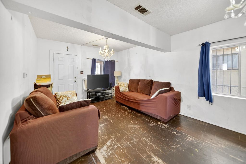 Image 6 of property listing at 2522 E Grant Avenue, Fresno, CA 93701
