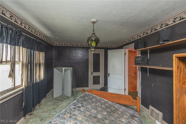 8214 Essen Avenue, Parma, OH 44129