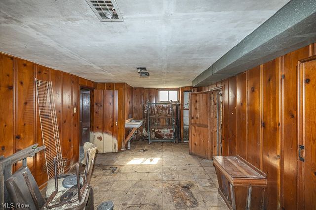 8214 Essen Avenue, Parma, OH 44129