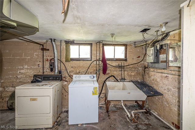 8214 Essen Avenue, Parma, OH 44129