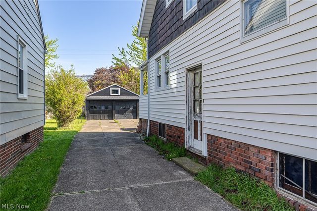 8214 Essen Avenue, Parma, OH 44129
