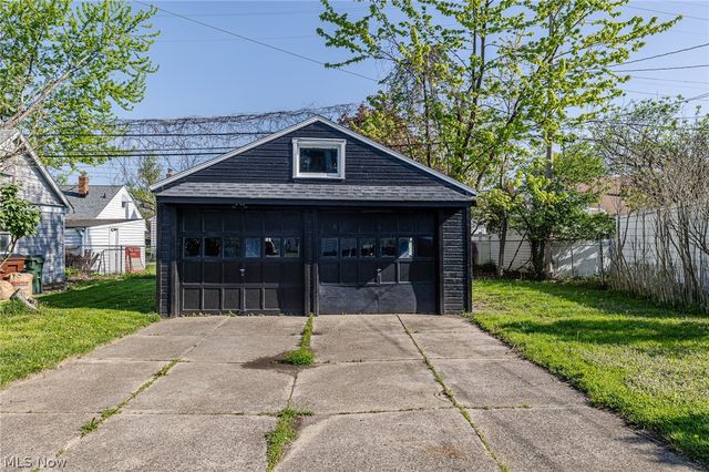 8214 Essen Avenue, Parma, OH 44129