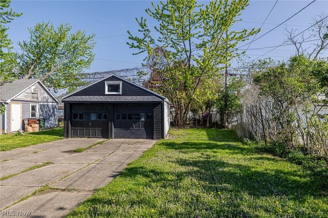 8214 Essen Avenue, Parma, OH 44129