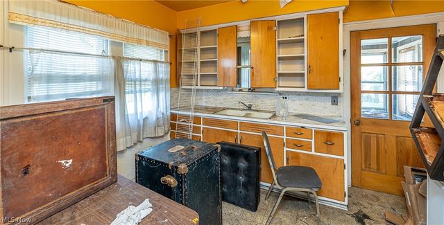 8214 Essen Avenue, Parma, OH 44129