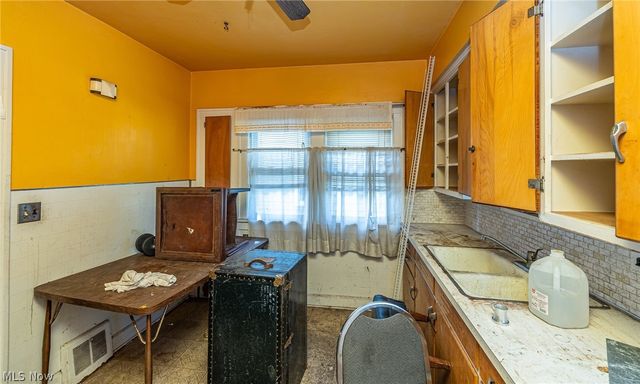 8214 Essen Avenue, Parma, OH 44129