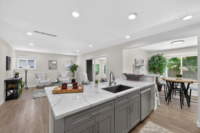 7382 FARM DALE Way, Sacramento, CA 95831