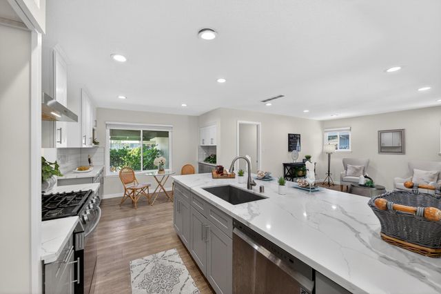 7382 FARM DALE Way, Sacramento, CA 95831