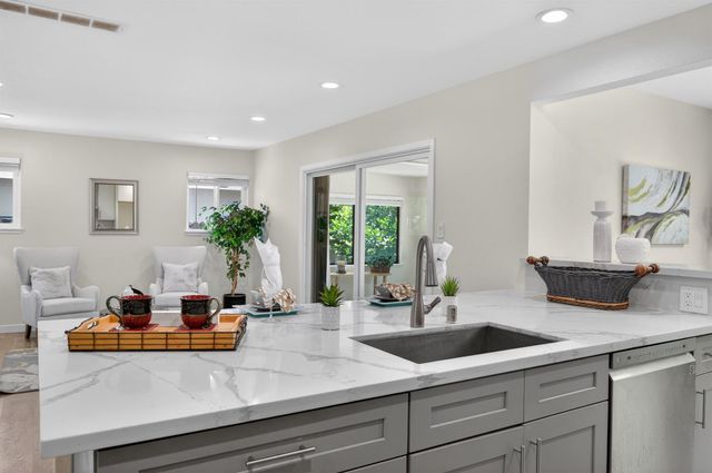 7382 FARM DALE Way, Sacramento, CA 95831