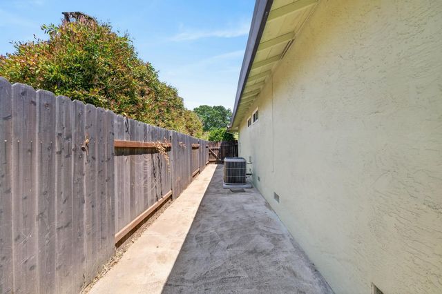 7382 FARM DALE Way, Sacramento, CA 95831