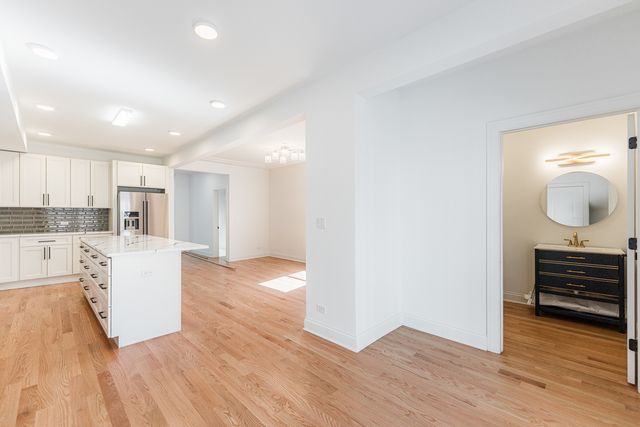 4134 W Roscoe Street, Chicago, IL 60641