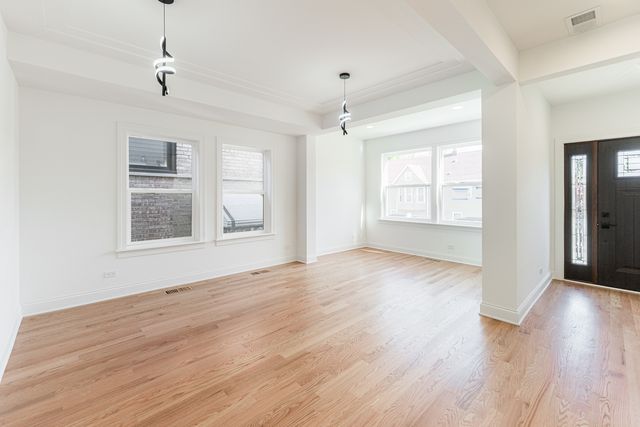 4134 W Roscoe Street, Chicago, IL 60641