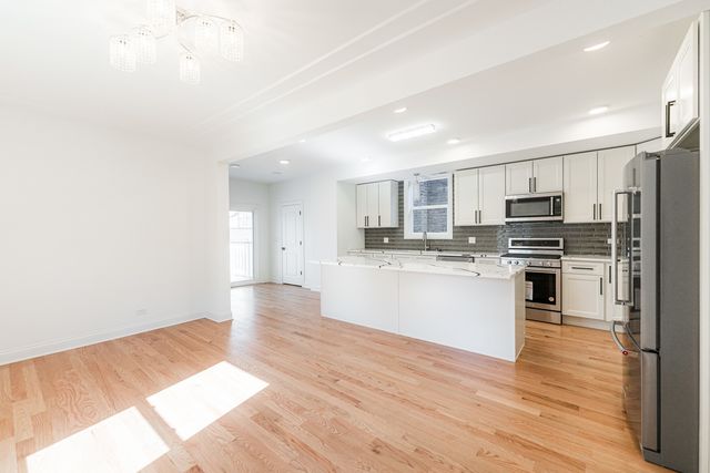 4134 W Roscoe Street, Chicago, IL 60641