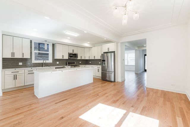 4134 W Roscoe Street, Chicago, IL 60641