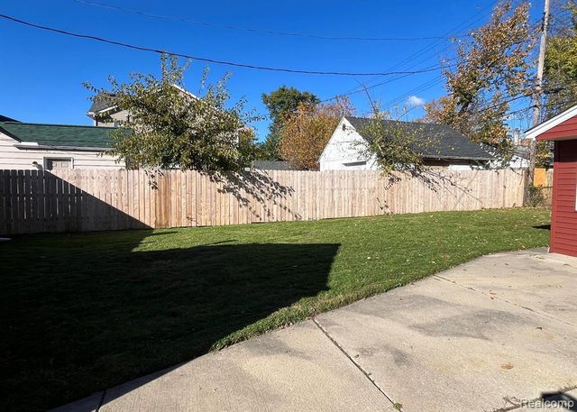111 E Coy Avenue, Hazel Park, MI 48030